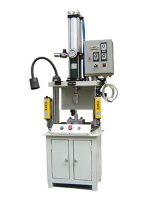 臺式壓力機 氣液沖壓設(shè)備,手提型 電子連接器專用壓力機圖片,臺式壓力機 氣液沖壓設(shè)備,手提型 電子連接器專用壓力機高清圖片 東莞市東城新蘋自動化設(shè)備廠,